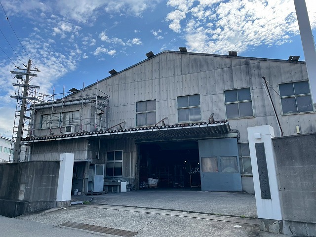 姫路市の暑い工場対策に屋根部分補修工事｜大波スレート破損と遮熱改善を実施